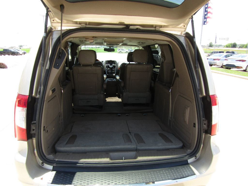 Used 2014 Chrysler Town & Country Limited w/ Luxury Group image 6