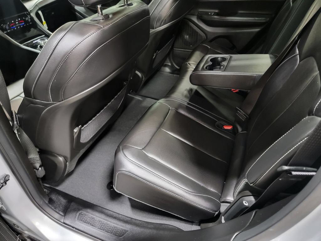 Used 2025 Jeep Grand Cherokee Limited w/ Luxury Tech Group II RWD image 12