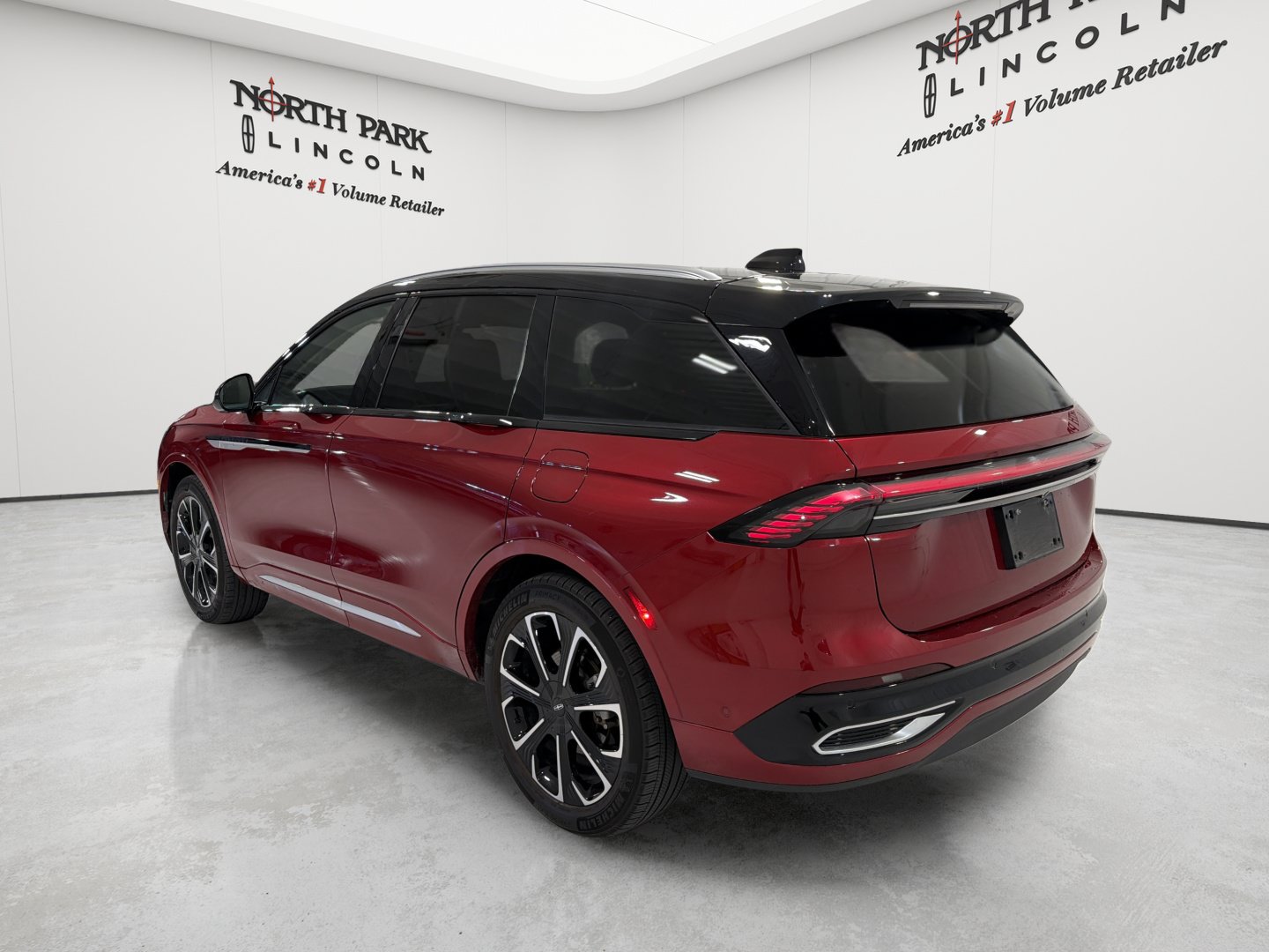 Used 2024 Lincoln Nautilus Reserve w/ Equipment Group 202A AWD/4WD image 3