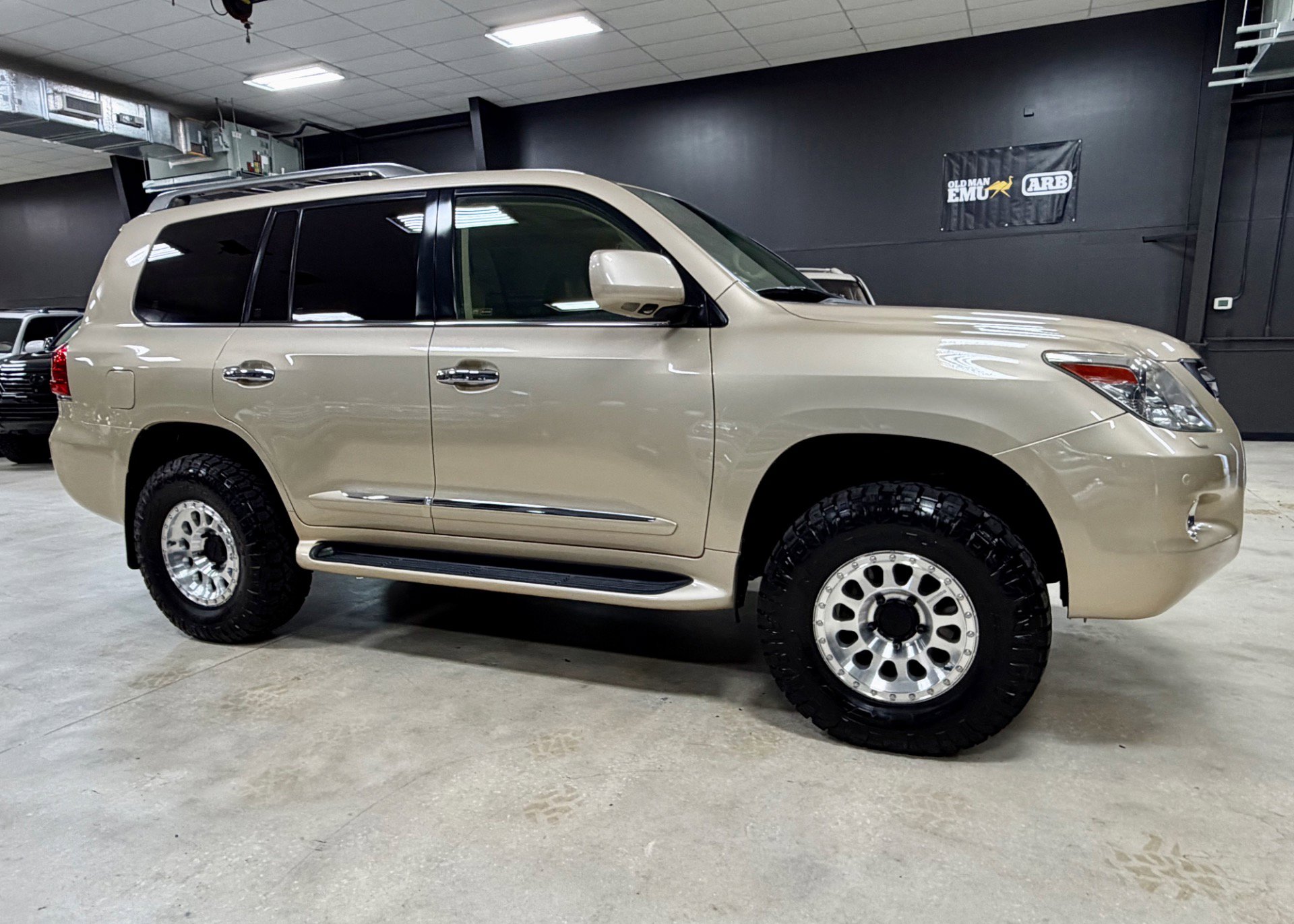 Used 2011 Lexus LX 570 4WD w/ Luxury Pkg w/Pre-crash image 7