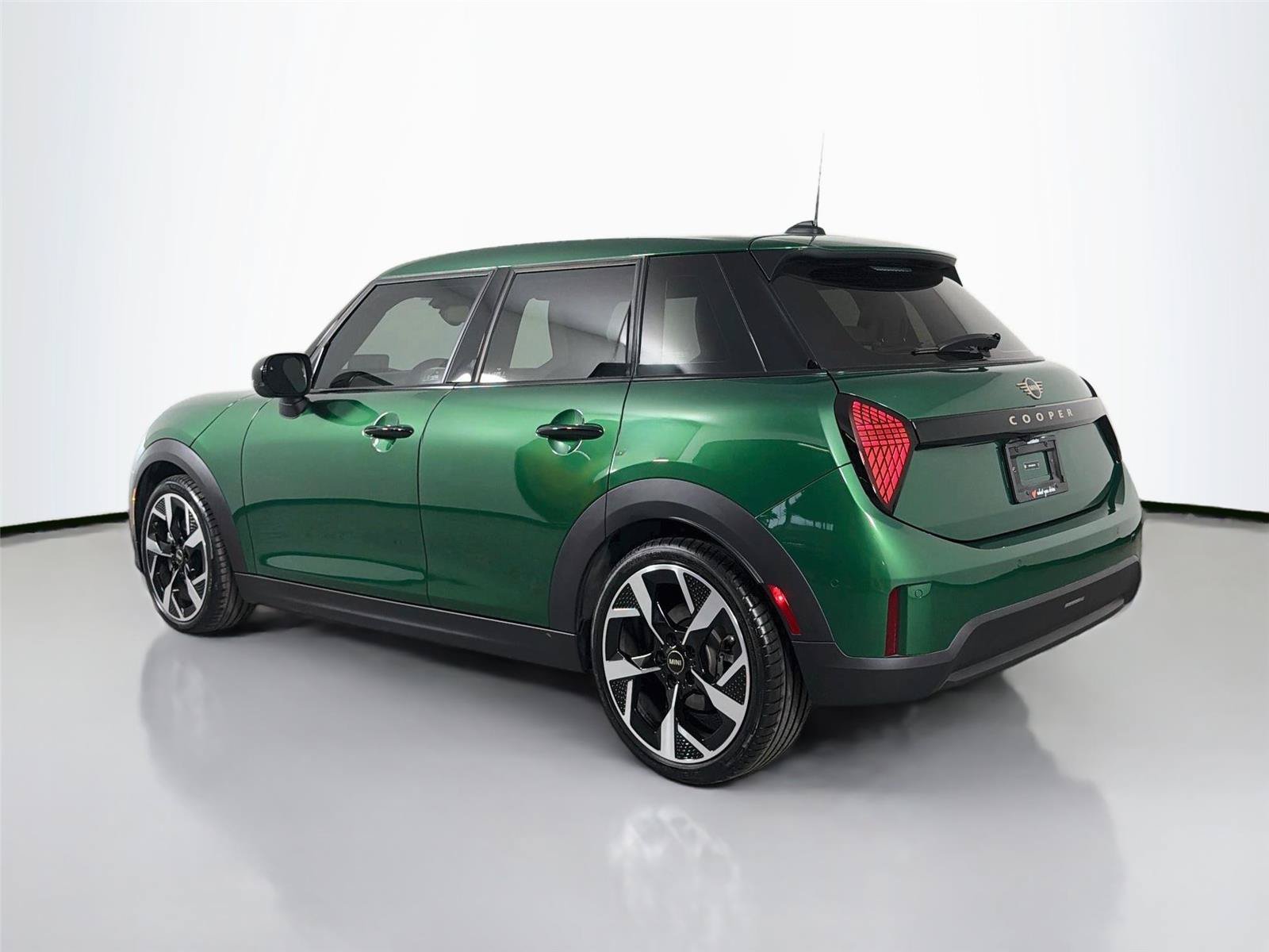 Used 2025 MINI Cooper 4-Door Hardtop FWD image 7