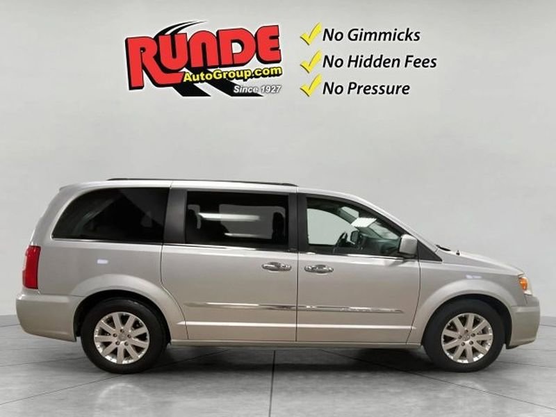 Used 2011 Chrysler Town & Country Touring-L w/ Entertainment Group #2 FWD image 5