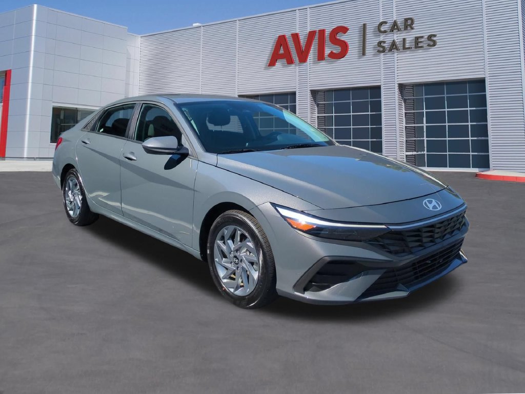 Used 2026 Hyundai Elantra Hybrid FWD image 3