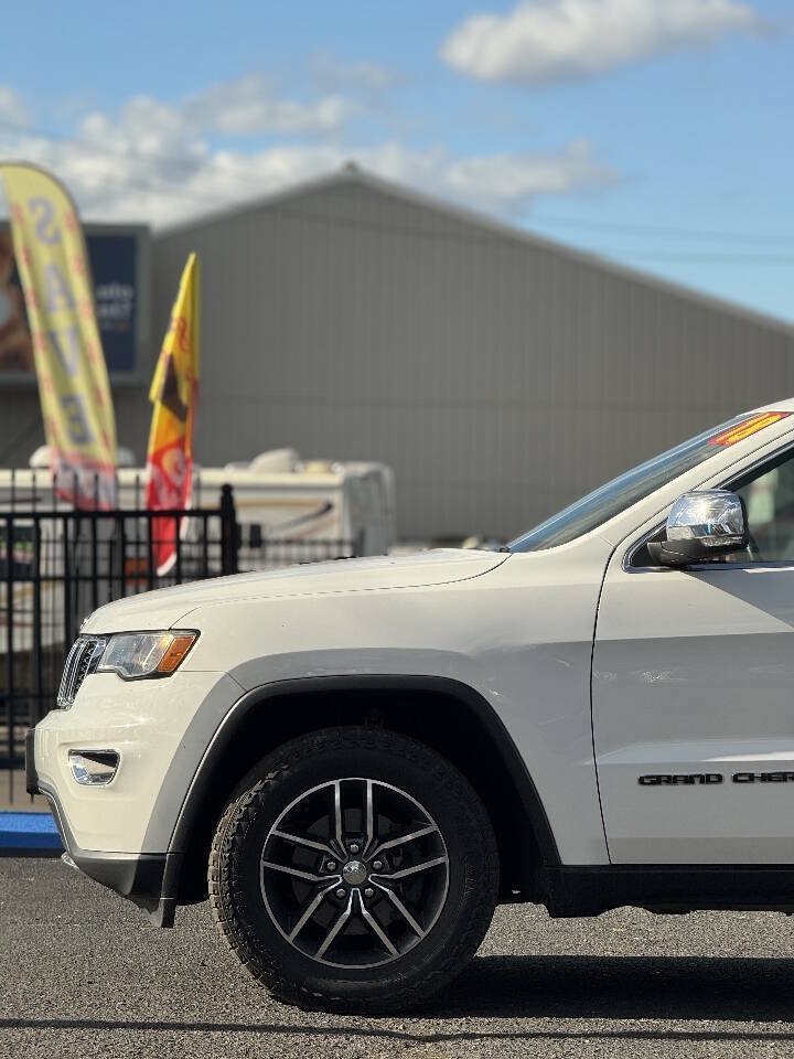 Used 2018 Jeep Grand Cherokee Limited AWD/4WD image 17