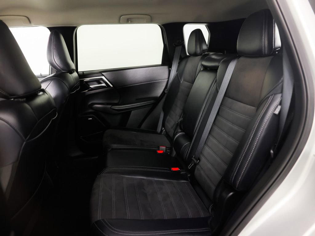 Used 2025 Mitsubishi Outlander SE image 19