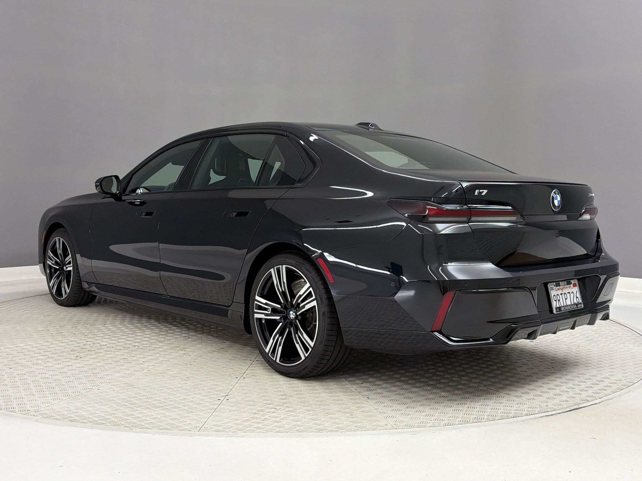 Used 2025 BMW i7 xDrive60 w/ Executive Package AWD/4WD image 3