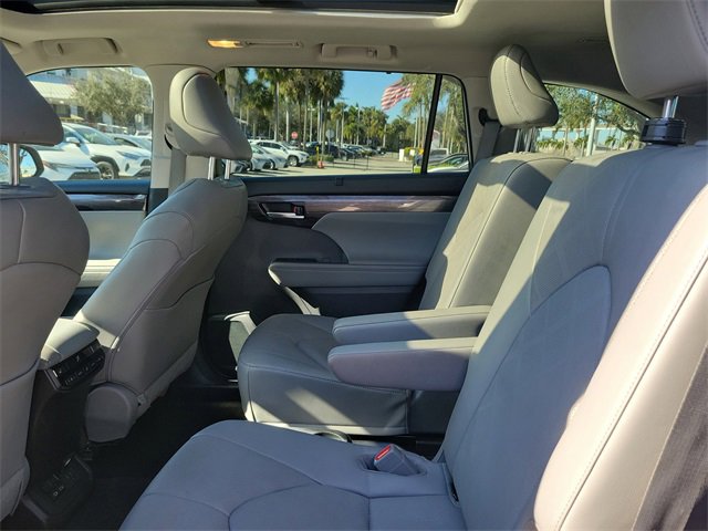 Used 2023 Toyota Highlander Platinum image 6