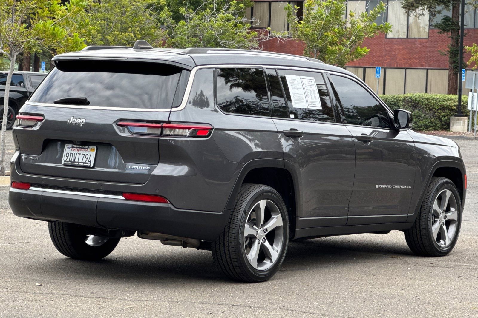 Used 2023 Jeep Grand Cherokee L Limited w/ Rear Seat Video Group I AWD/4WD image 3