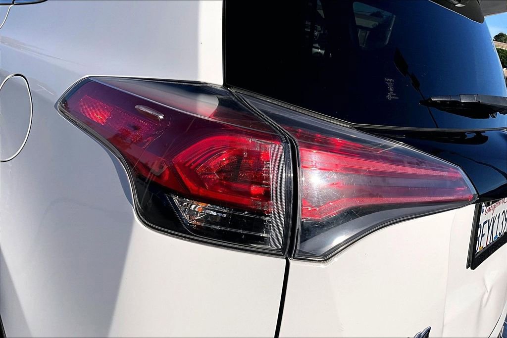 Used 2018 Toyota RAV4 SE w/ Advanced Technology Package image 23