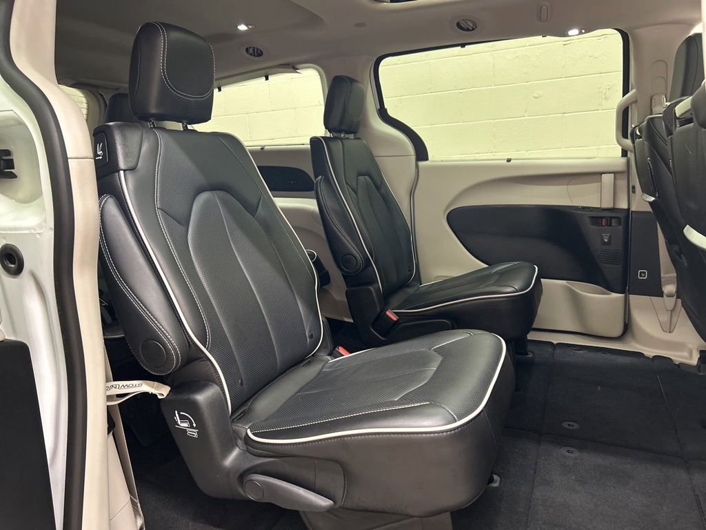 Used 2024 Chrysler Pacifica Limited w/ Uconnect Theater Family Group FWD image 11
