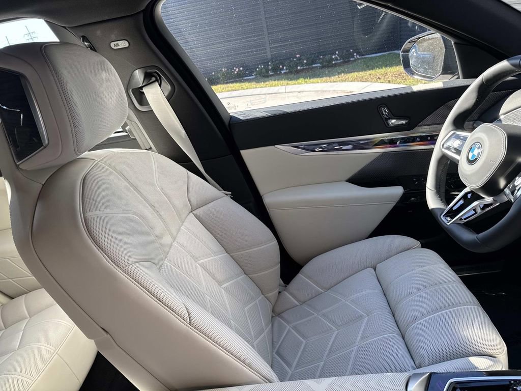 Used 2024 BMW 760i xDrive image 16