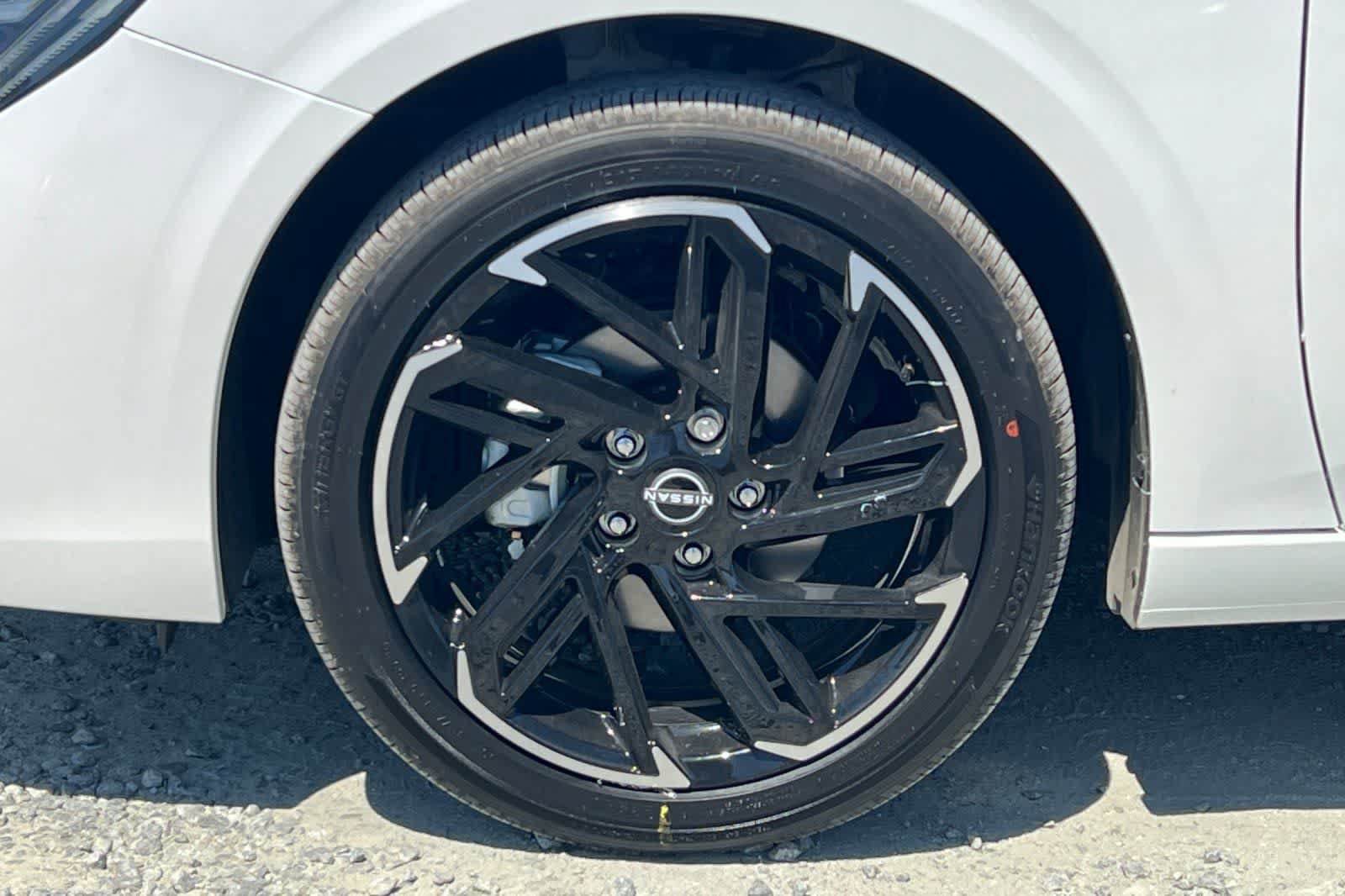 New 2026 Nissan Sentra SR FWD image 32