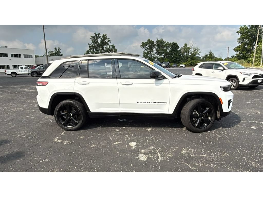 Used 2024 Jeep Grand Cherokee Altitude AWD/4WD image 9