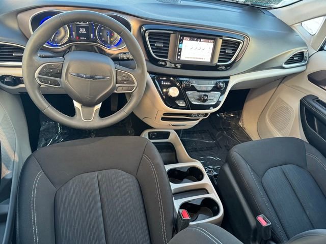 Used 2024 Chrysler Voyager LX image 10