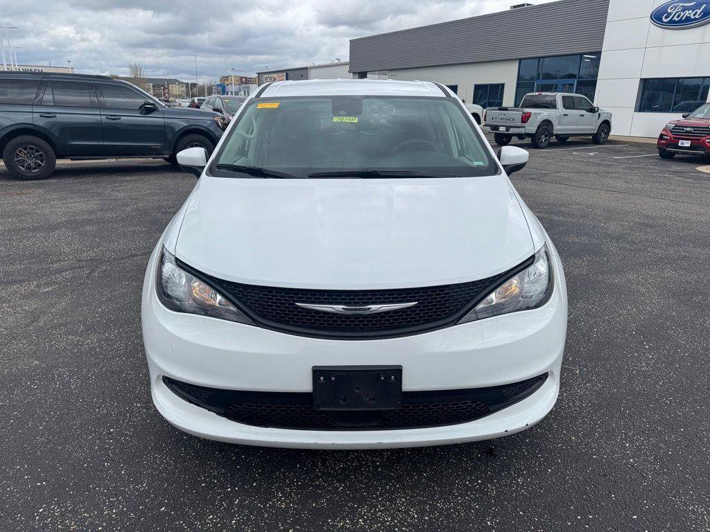 Used 2023 Chrysler Voyager LX FWD image 10