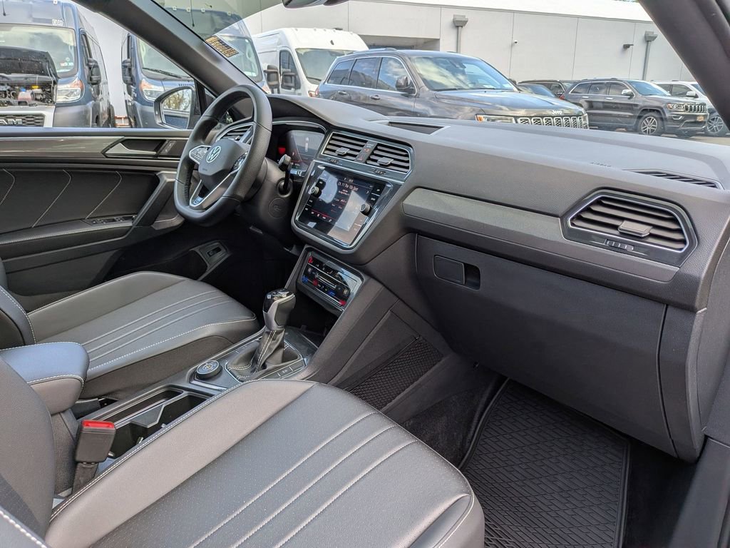 Used 2024 Volkswagen Tiguan SE R-Line AWD/4WD image 28