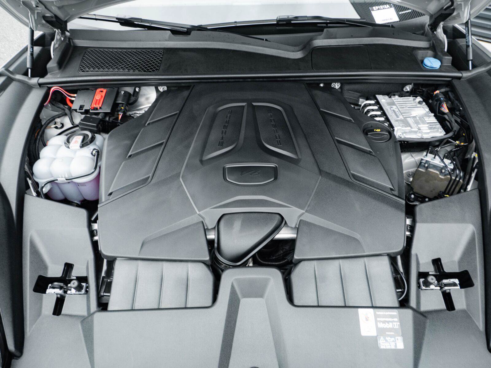 Certified 2026 Porsche Cayenne AWD/4WD image 35