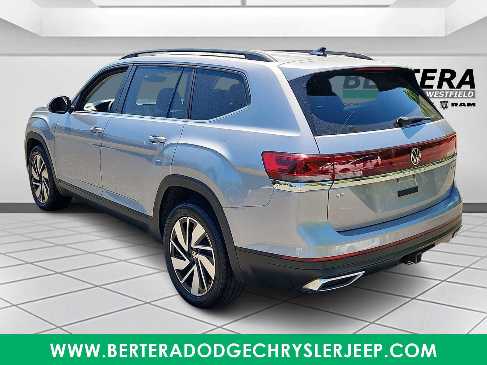 Used 2025 Volkswagen Atlas SE AWD/4WD image 4