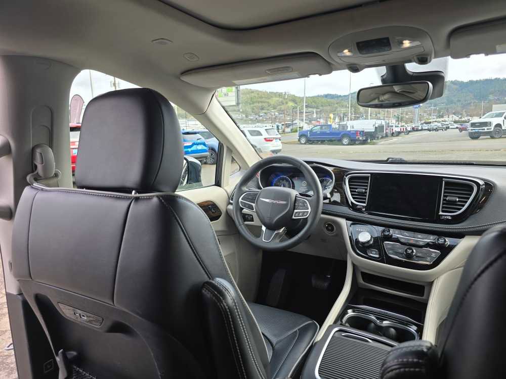Used 2024 Chrysler Pacifica Limited image 10