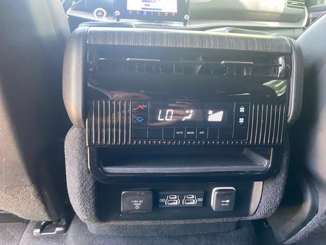 Used 2024 Jeep Wagoneer L Series II RWD image 12
