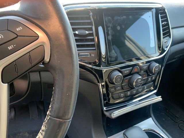 Used 2019 Jeep Grand Cherokee Laredo w/ Laredo X Package AWD/4WD image 9