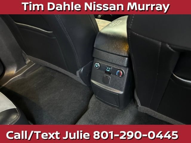 Used 2017 Ford Explorer XLT w/ Equipment Group 202A AWD/4WD image 17