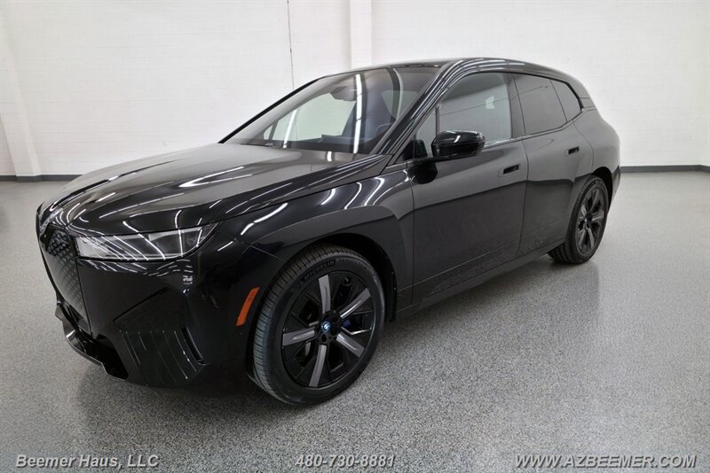 Used 2024 BMW iX xDrive50 w/ Sport Package AWD/4WD image 4