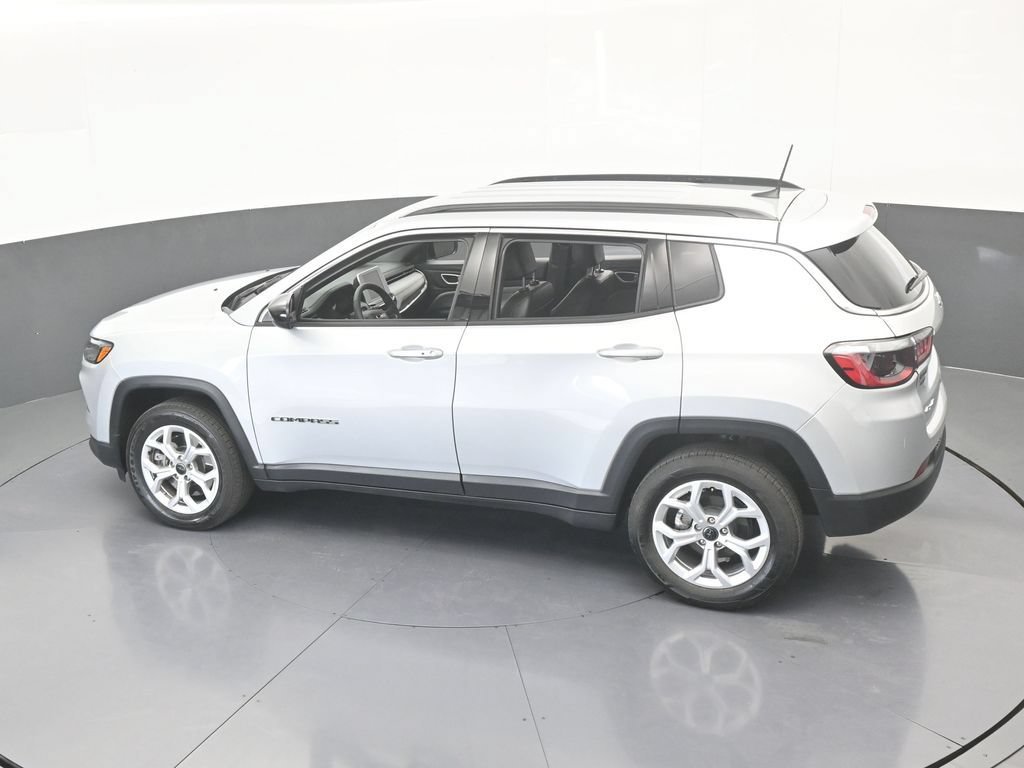 Used 2025 Jeep Compass Latitude AWD/4WD image 18