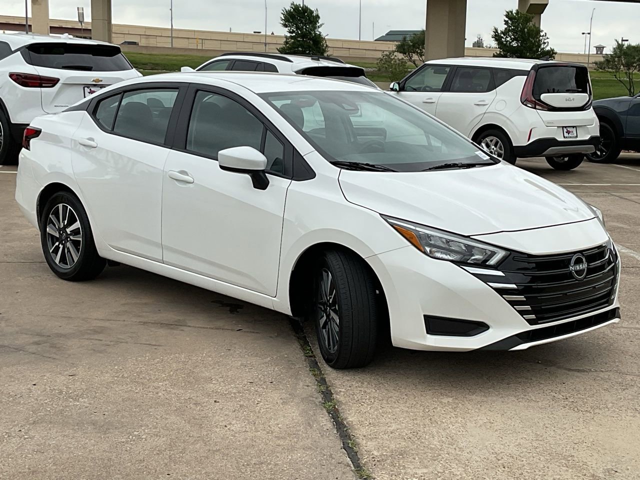 Used 2025 Nissan Versa SV image 4