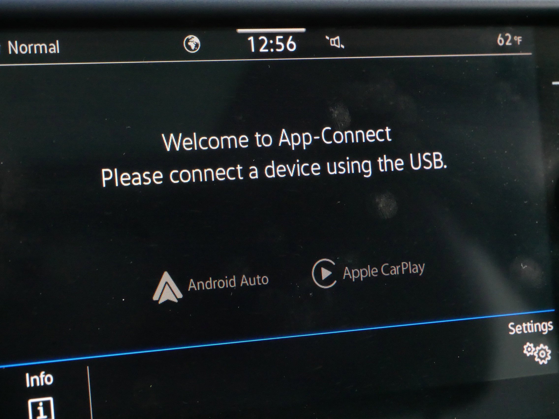 Certified 2024 Volkswagen Taos SE w/ Panoramic Sunroof Package image 32