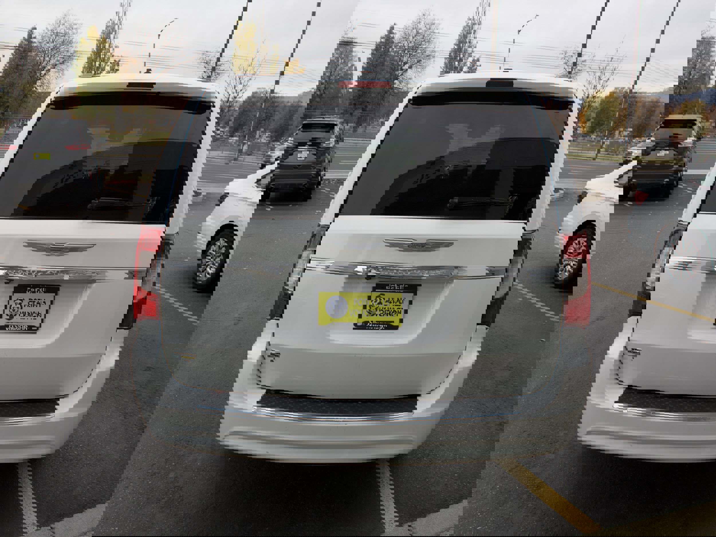 Used 2015 Chrysler Town & Country Touring image 6