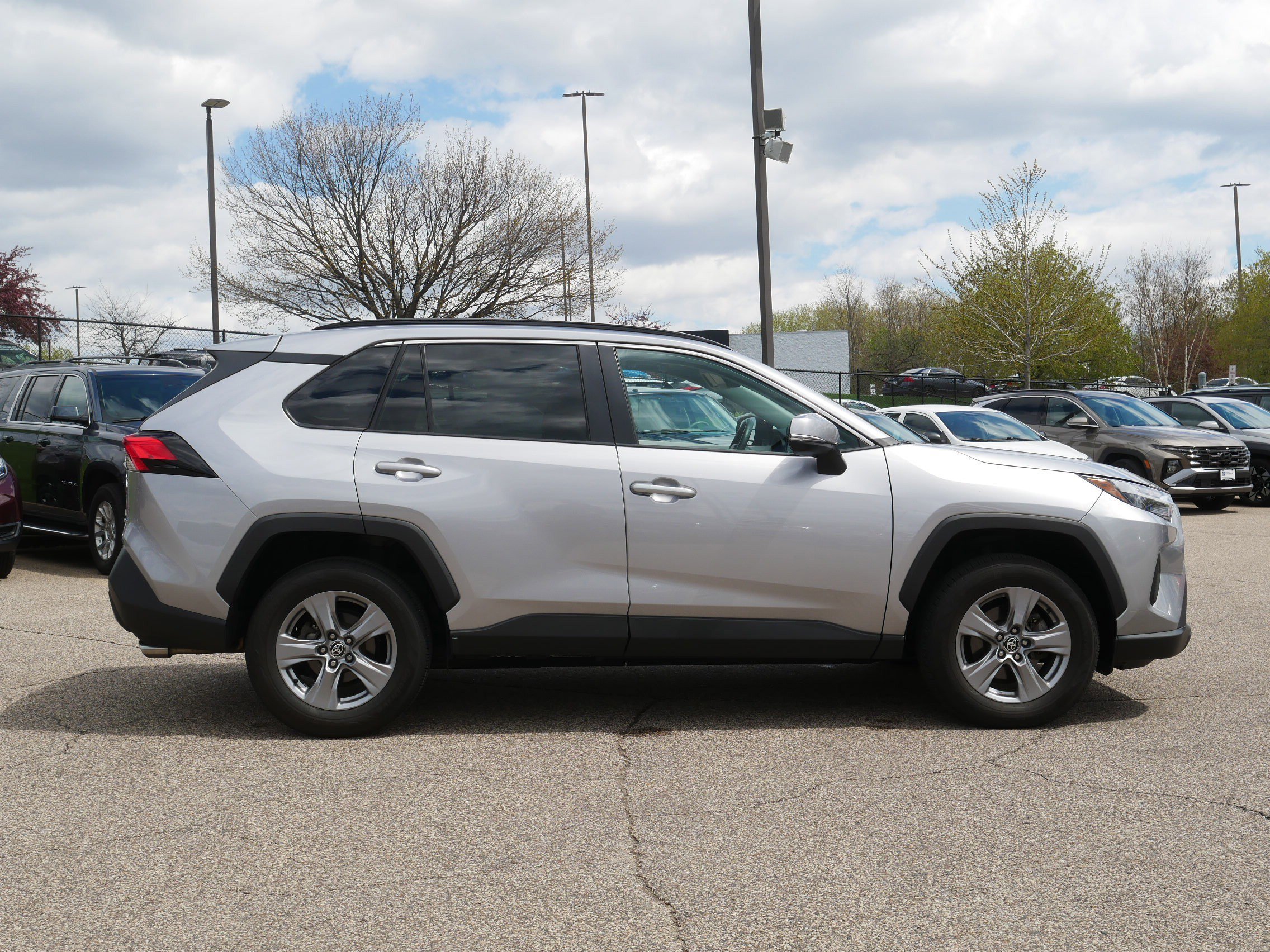 Used 2022 Toyota RAV4 XLE w/ Convenience Package AWD/4WD image 5