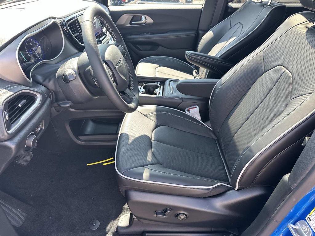 New 2027 Chrysler Pacifica Limited AWD/4WD image 14