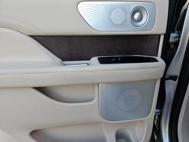 Used 2021 Lincoln Navigator Reserve w/ Luxury Package AWD/4WD image 23