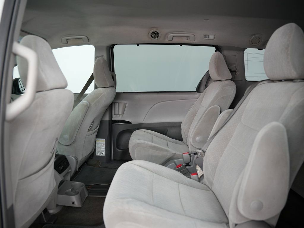 Used 2018 Toyota Sienna LE w/ Carpet Mat Package image 34