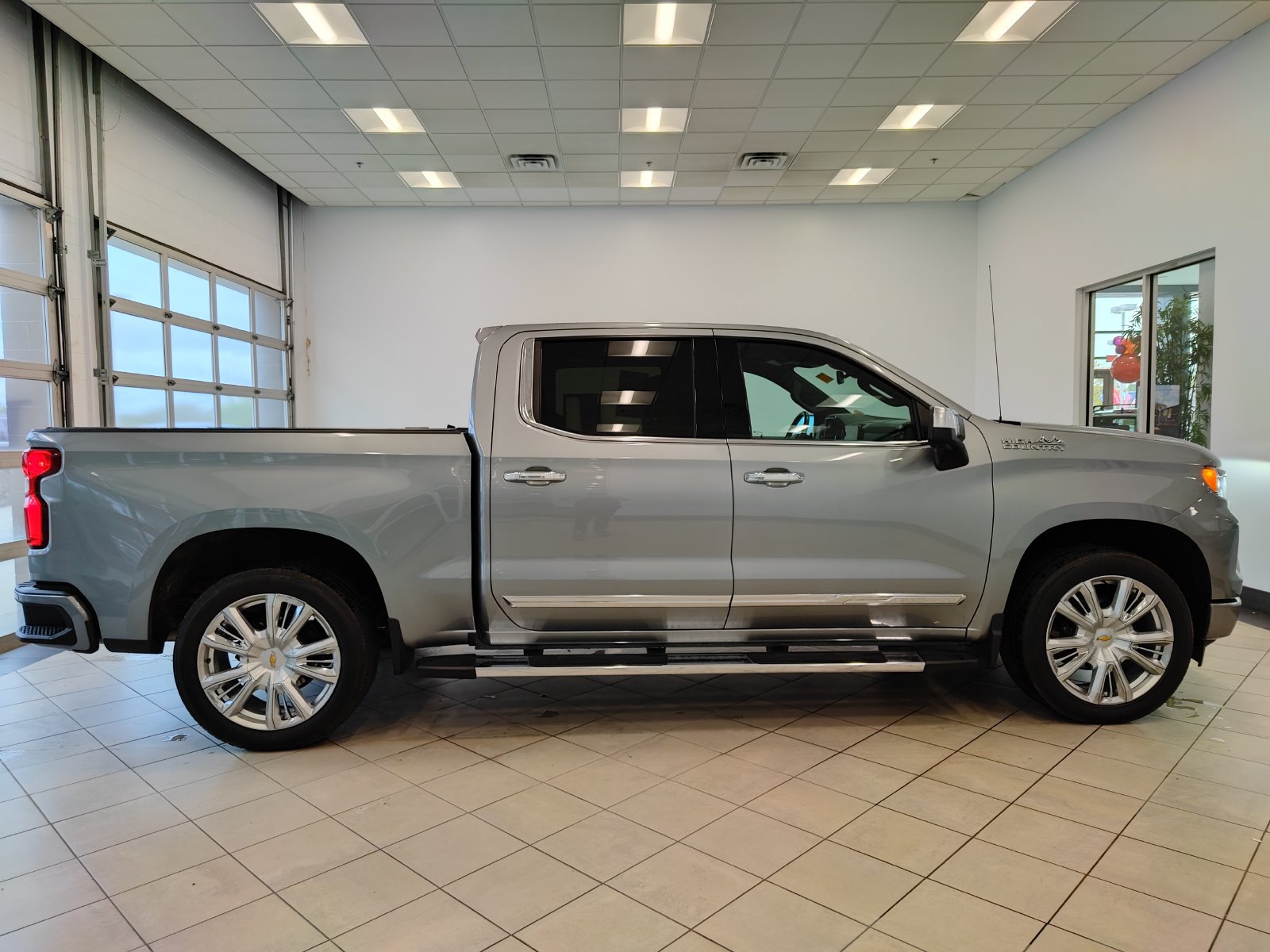 Used 2023 Chevrolet Silverado 1500 High Country AWD/4WD image 2