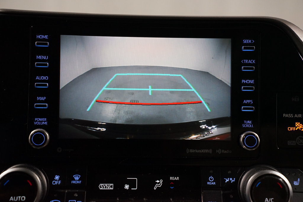 Used 2020 Toyota Highlander XLE FWD image 18