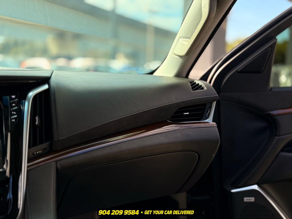 Used 2019 Cadillac Escalade Luxury AWD/4WD image 17
