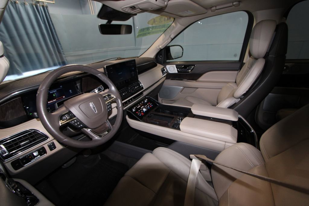 Used 2024 Lincoln Navigator L Reserve image 2