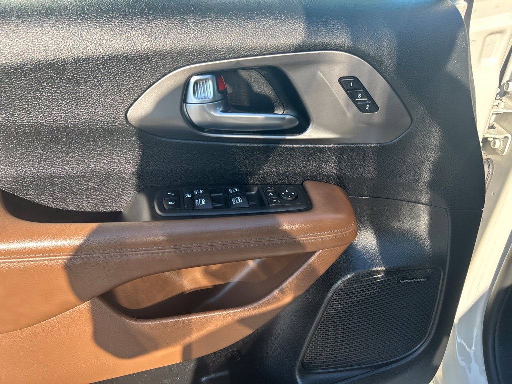 Used 2019 Chrysler Pacifica Limited w/ Advanced Safetytec Group FWD image 37