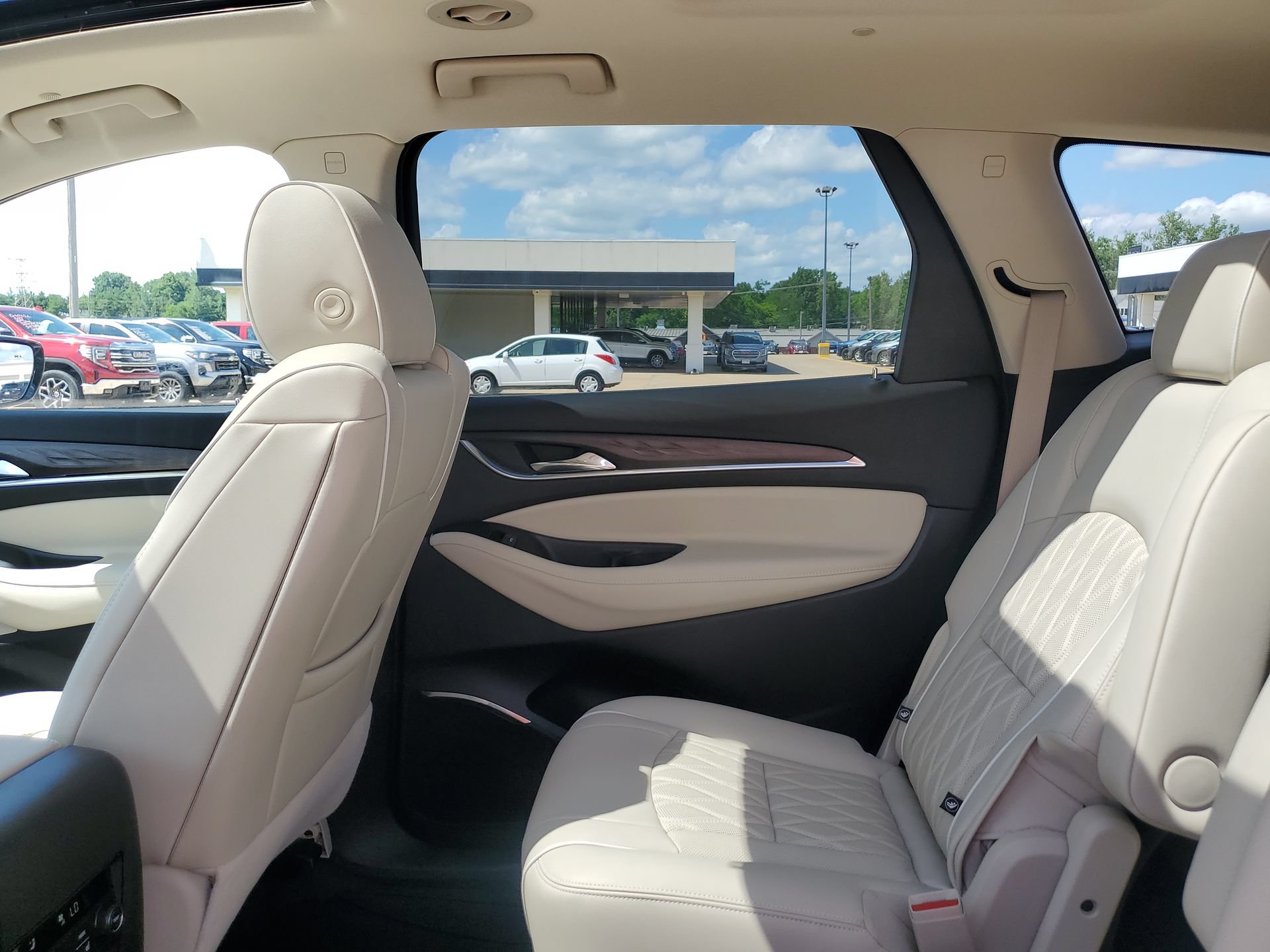 Used 2023 Buick Enclave Avenir w/ Avenir Technology Package AWD/4WD image 32