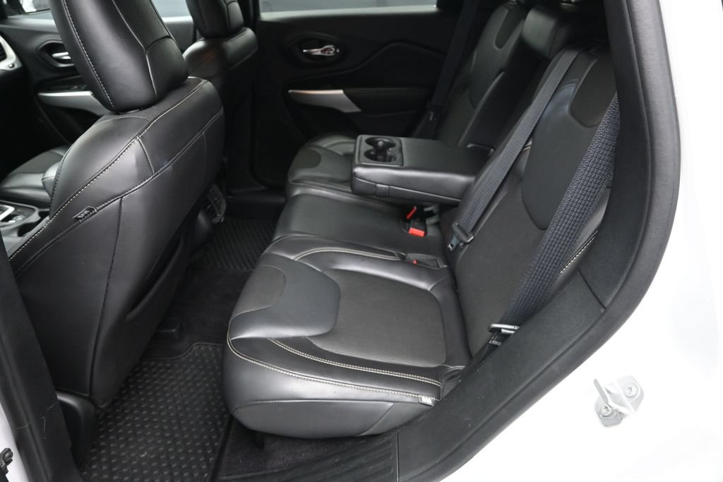 Used 2018 Jeep Cherokee Latitude Plus w/ Cold Weather Group AWD/4WD image 27