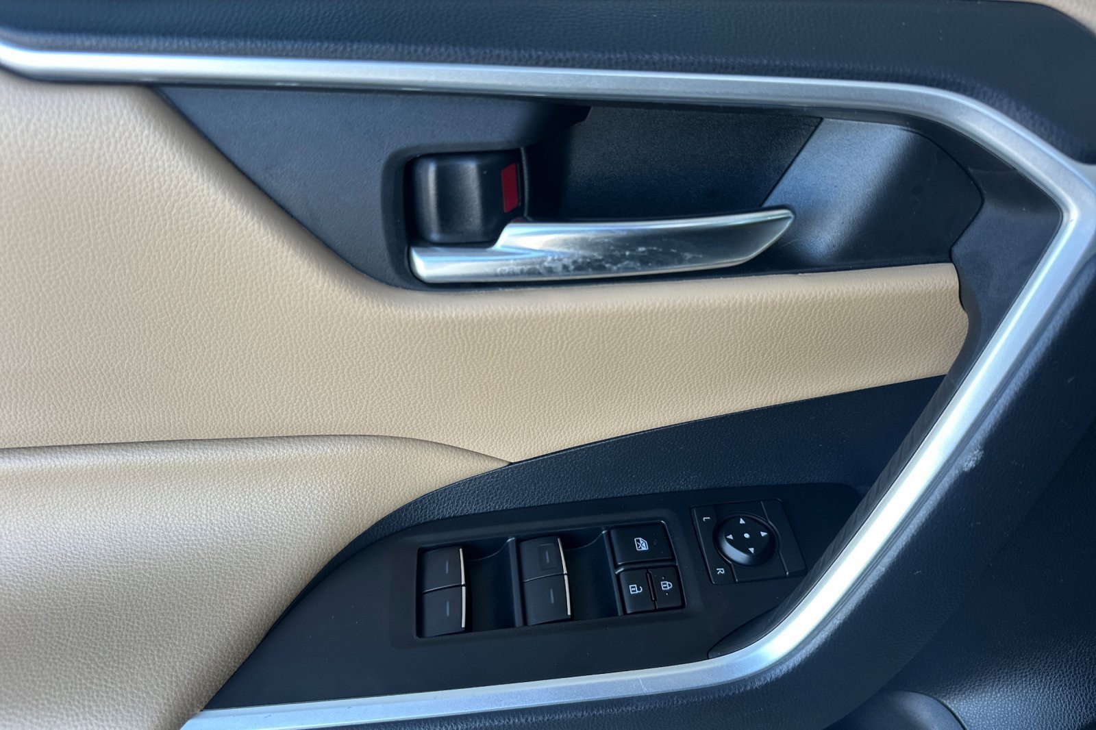 Certified 2022 Toyota RAV4 XLE Premium AWD/4WD image 10