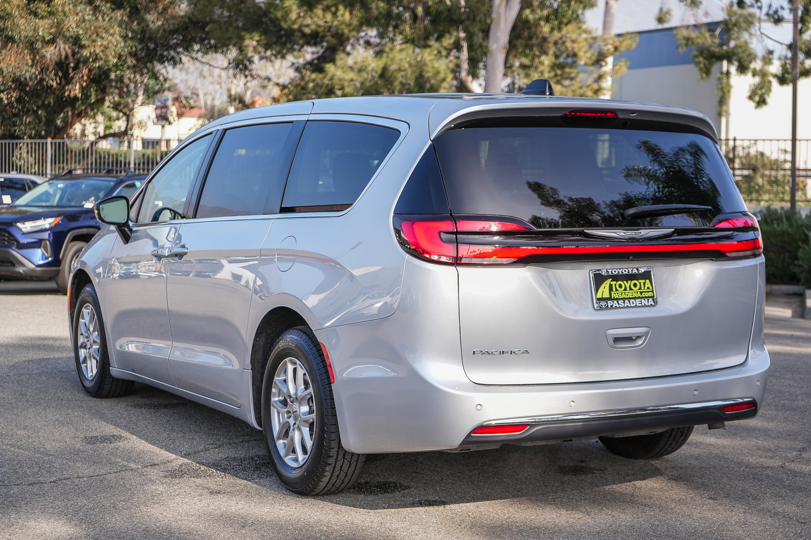 Used 2024 Chrysler Pacifica Touring-L image 8