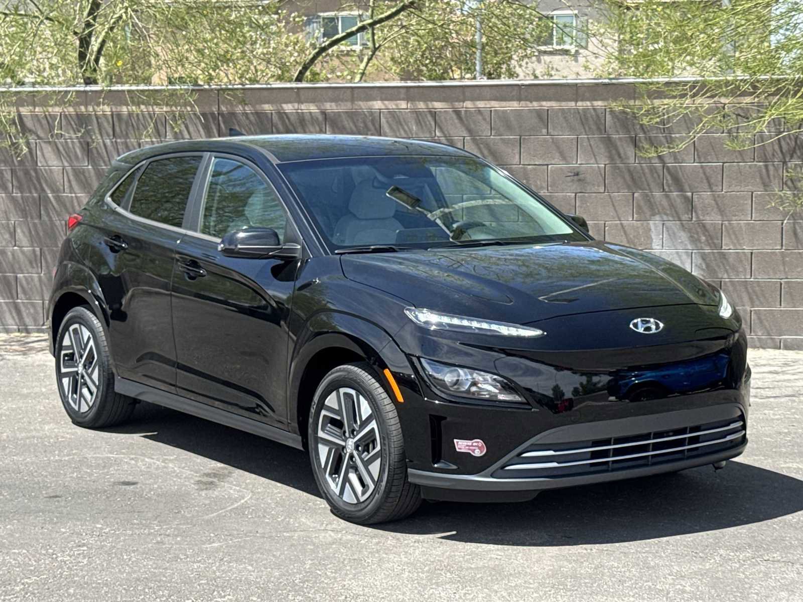 Used 2023 Hyundai Kona SE FWD image 2