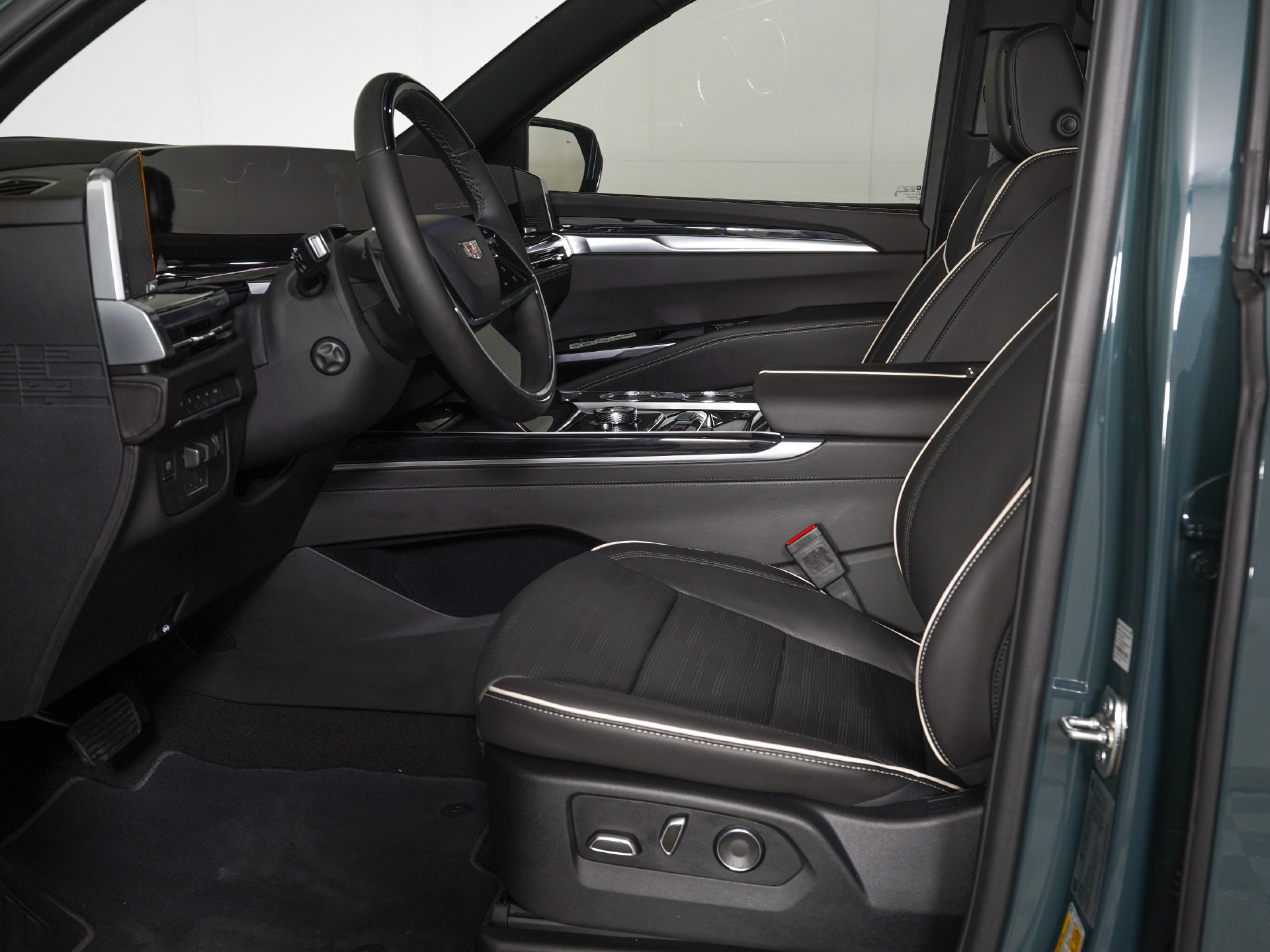 Used 2026 Cadillac Escalade Sport w/ LPO, ONYX Package AWD/4WD image 16