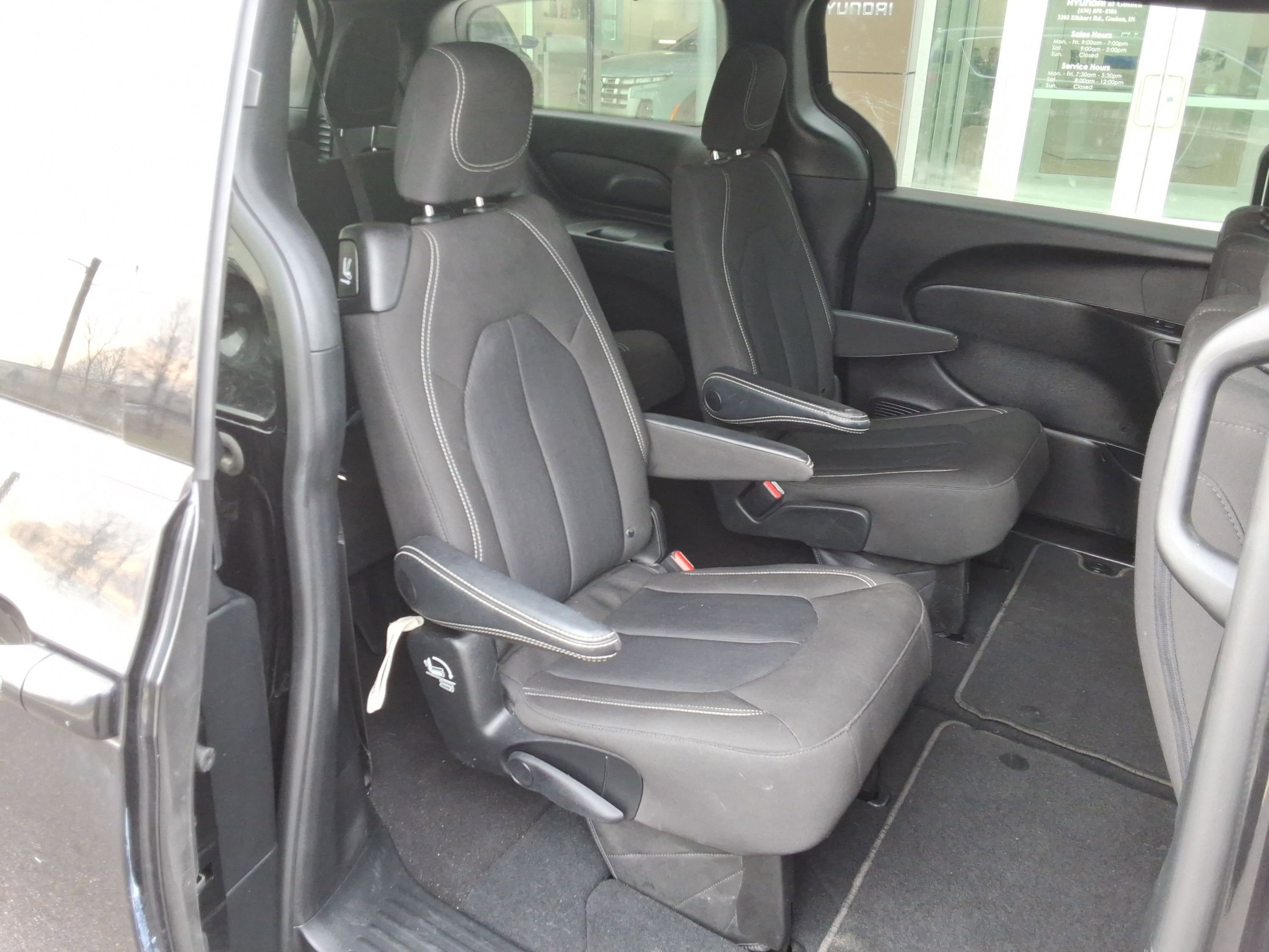 Used 2023 Chrysler Pacifica Touring image 32