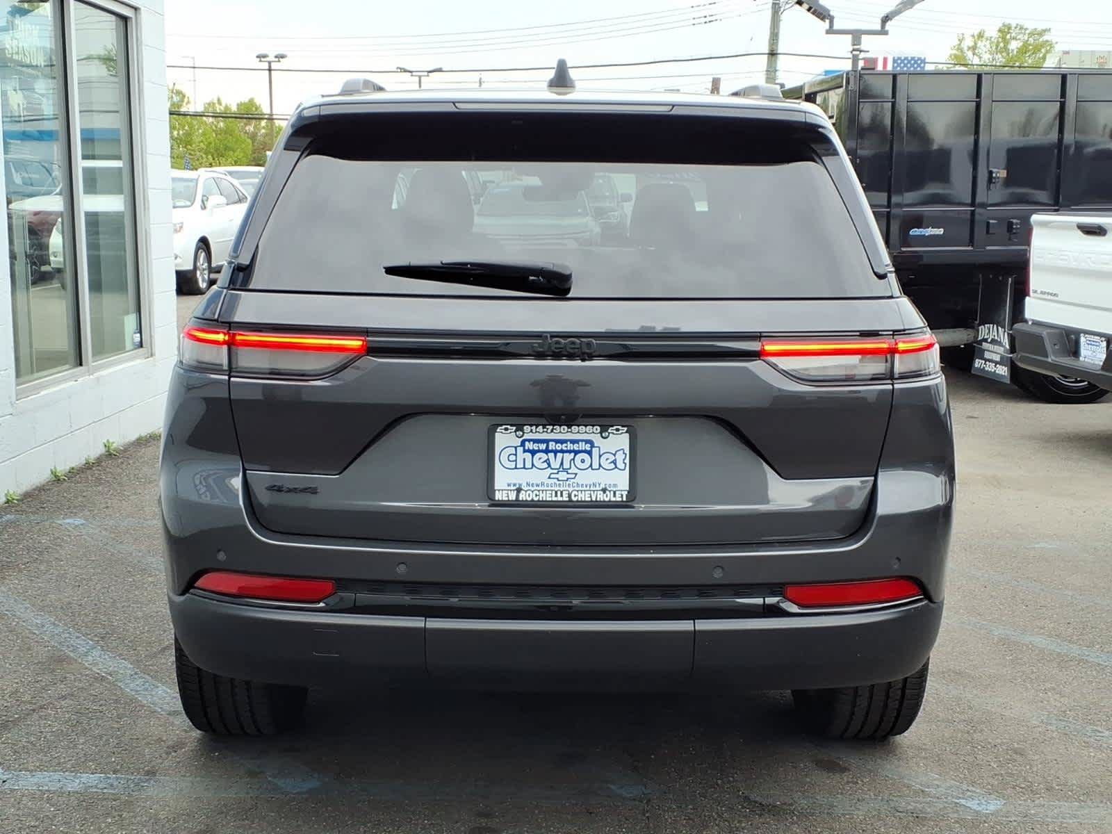 Used 2025 Jeep Grand Cherokee Altitude AWD/4WD image 5