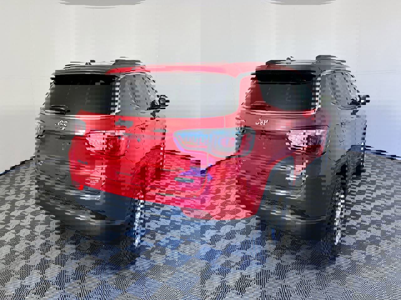 Used 2024 Jeep Compass Latitude image 3