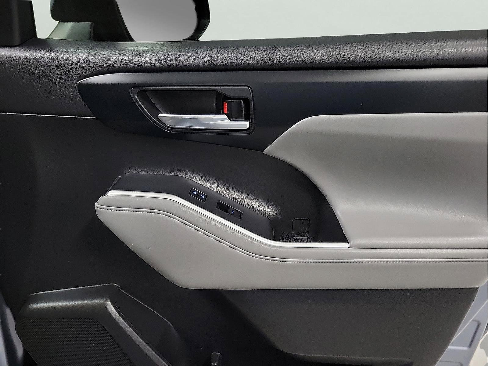 Used 2022 Toyota Highlander XLE image 16